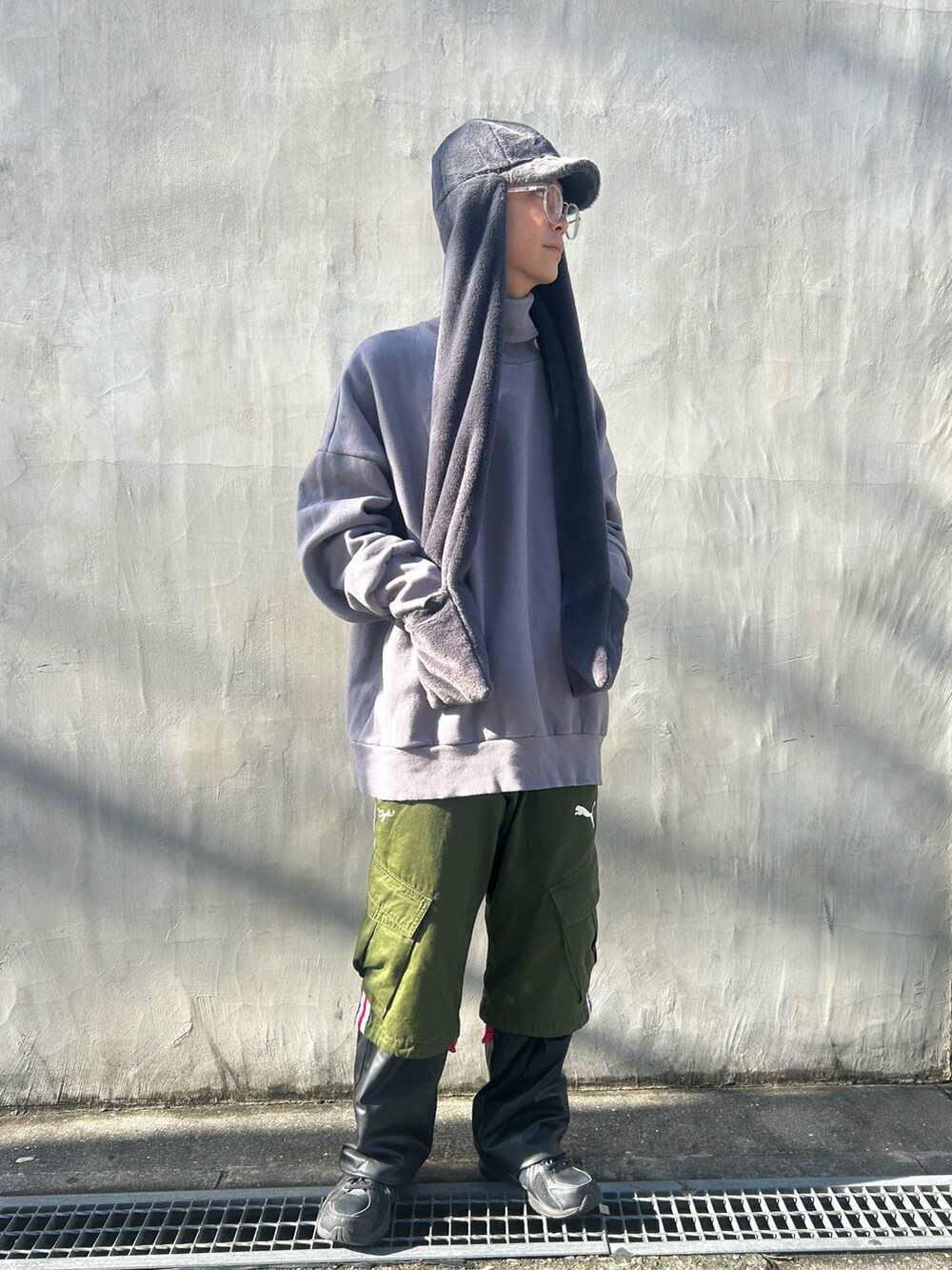 グレー系のキャップを着用したメンズの冬コーディネートの5枚目の写真