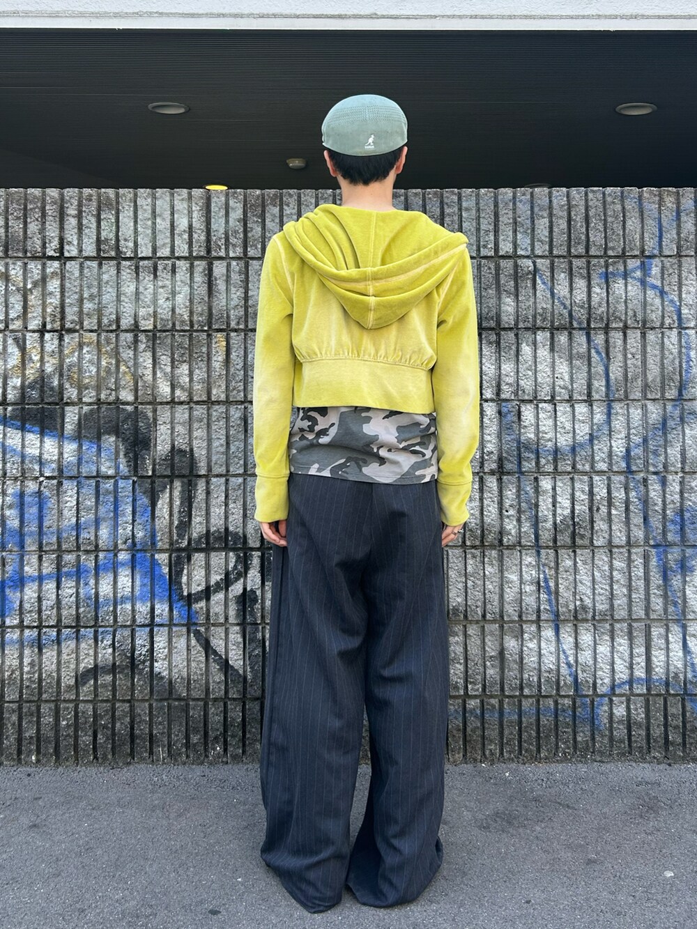 「最近のいい感じコーデ、ハンチング、ベレー帽、春コーデ、古着MIX、グリーン、春、古着、メンズコーデ、ゆるコーデ」｜「KANGOLのKANGOL TROPIC 504 VENTAIR / カンゴール（ハンチング/ベレー帽、グリーン系）」を使った、takatoさん（メンズ・170cm）の春コーディネートの2枚目の写真