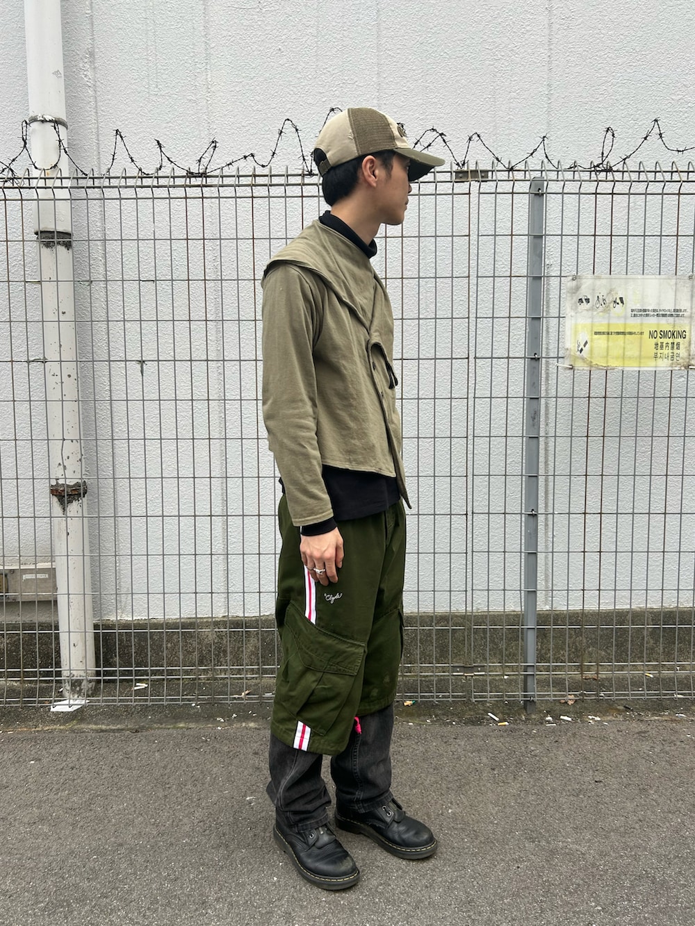 「最近のいい感じコーデ、古着MIX、キャップ、古着、オリーブ、メッシュキャップ、はるコーデ、古着コーデ、おすすめ、キャップコーデ」｜「OVERRIDEのOVERRIDE  OGC WASH DAMAGE MESHCAP SG / オーバーライド（キャップ、グリーン系）」を使った、takatoさん（メンズ・170cm）の春コーディネートの2枚目の写真