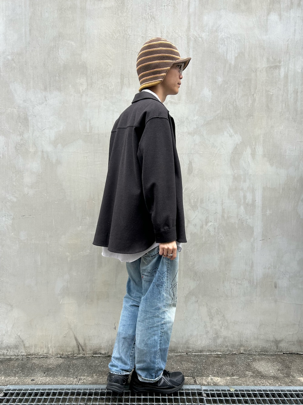 ブラウン系のキャップを着用したメンズの秋コーディネートの5枚目の写真