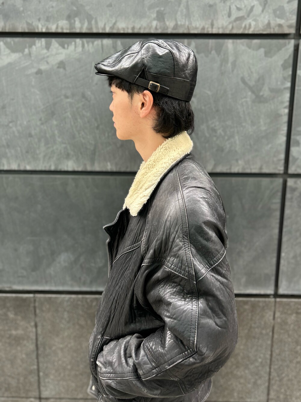 ブラック系のブーツ、ブラック系のハンチング/ベレー帽を着用したメンズの冬コーディネートの4枚目の写真