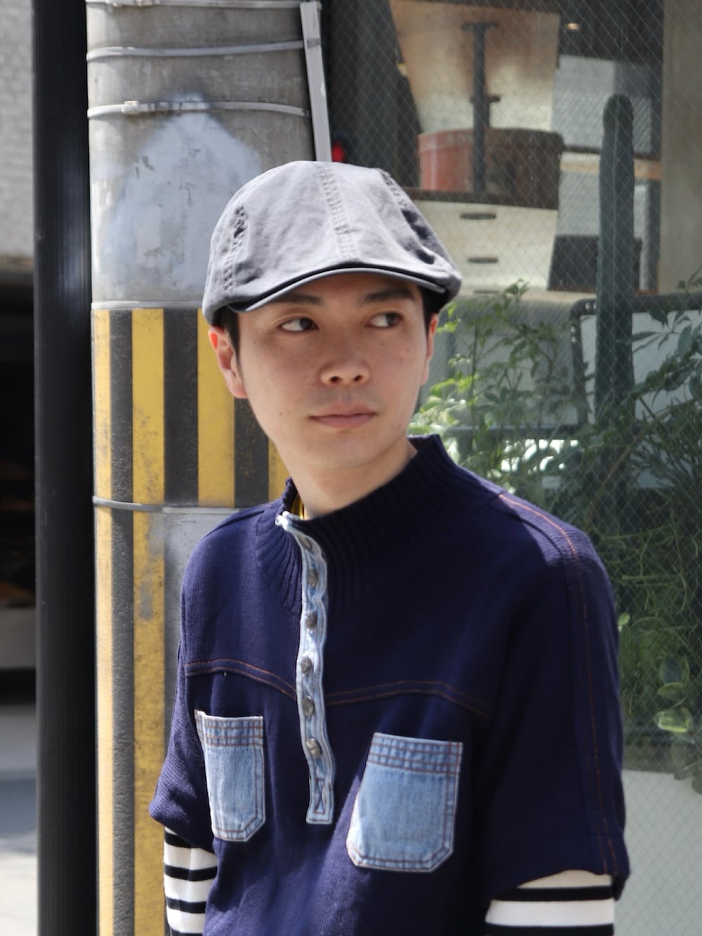 「ハンチング、最近のいい感じコーデ、春夏コーデ、シンプルスタイル、ハンチング帽、古着MIX、シンブル、ハンチングコーデ、シンプルコーデ、帽子」｜「OVERRIDEのOVERRIDE  OGC WASH DAMAGE HUNTING SG / オーバーライド（ハンチング/ベレー帽、ブラック系）」を使った、takatoさん（メンズ・170cm）の春コーディネートの4枚目の写真