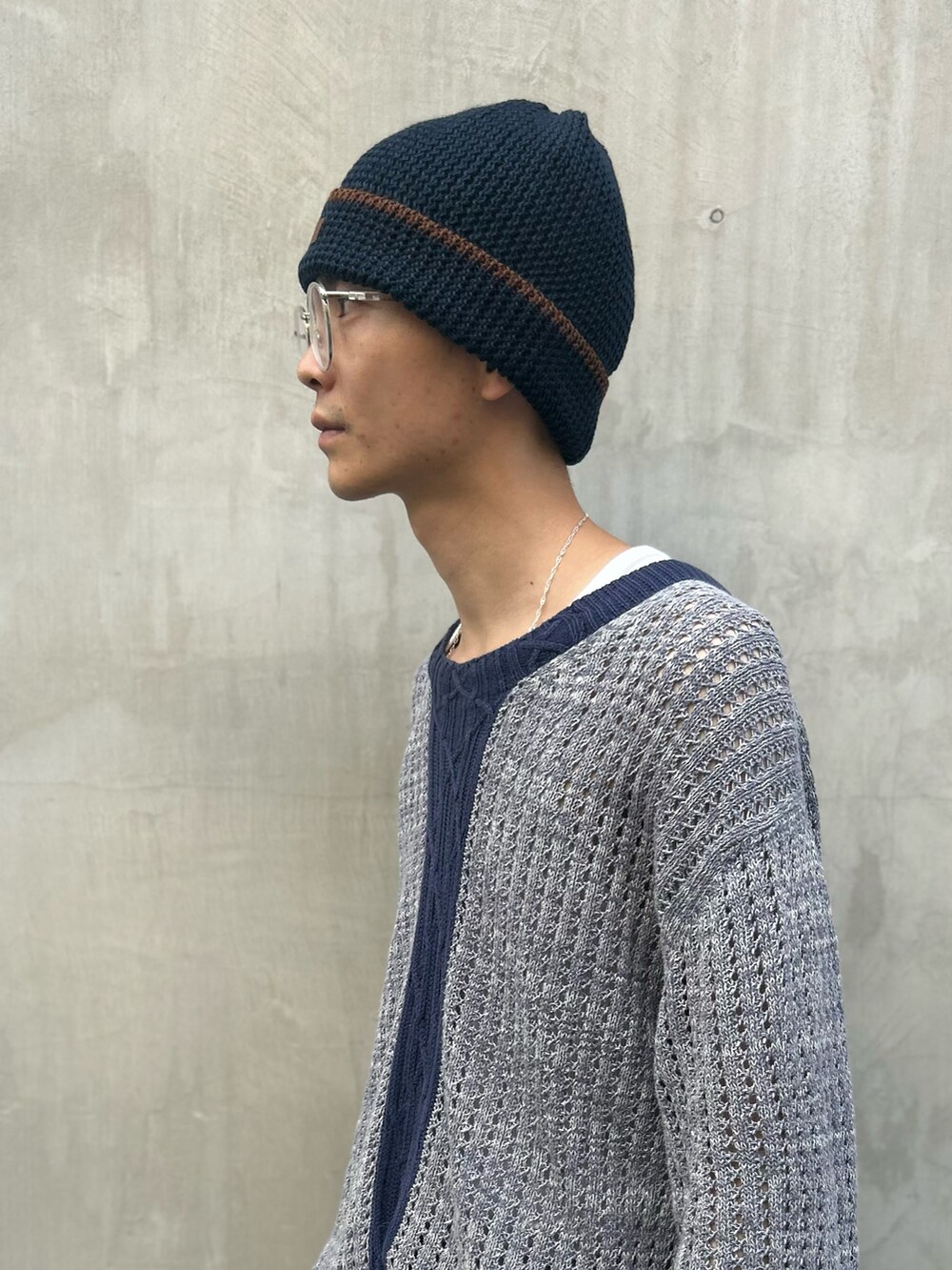 ブルー系のニットキャップ/ビーニーを着用したメンズの秋コーディネートの2枚目の写真