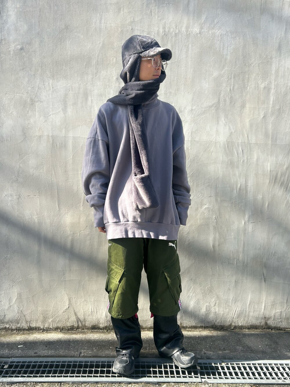 グレー系のキャップを着用したメンズの冬コーディネートの4枚目の写真