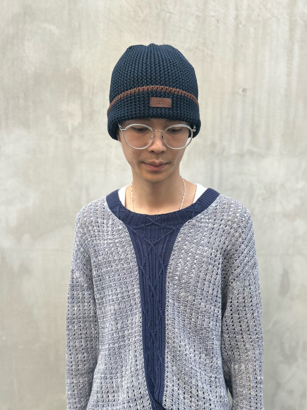 ブルー系のニットキャップ/ビーニーを着用したメンズの秋コーディネートの5枚目の写真