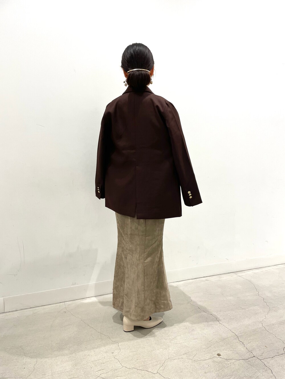 ブラウン系のその他アウター、ホワイト系のニット/セーター、ホワイト系のショルダーバッグを着用したレディースの秋コーディネートの3枚目の写真