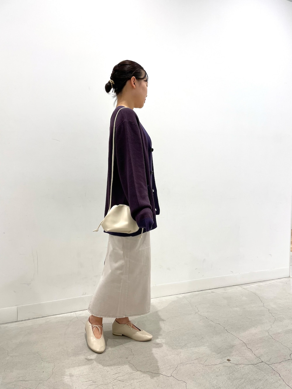 ホワイト系のタンクトップ、パープル系のカーディガン/ボレロ、ホワイト系のデニムスカートを着用したレディースの夏コーディネートの2枚目の写真