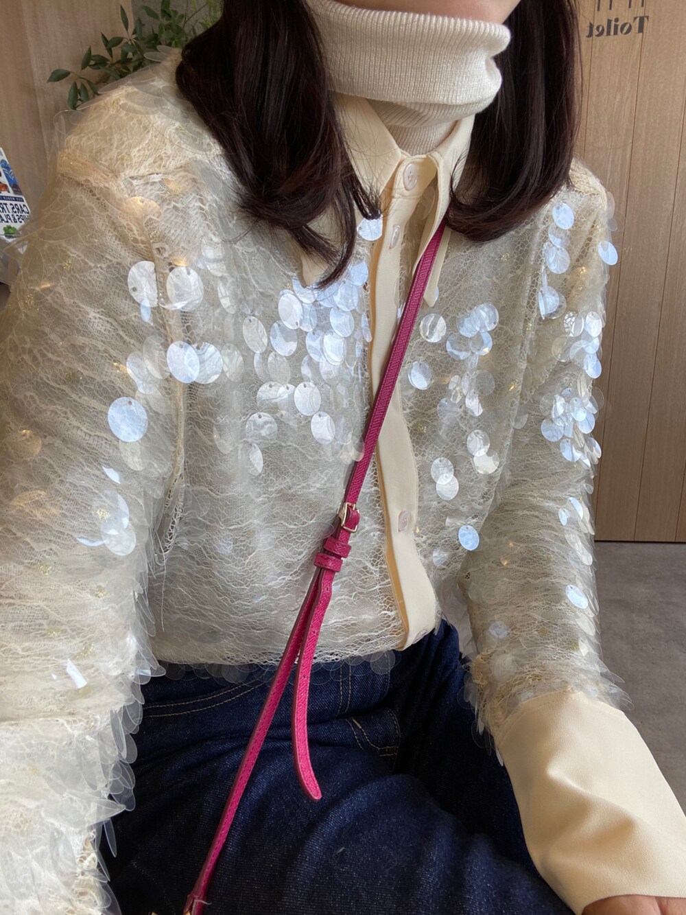 「京都、喫茶いのん、お花、カーディガン、スパンコール、お出かけコーデ、お洒落さんとつながりたい、春服みてみて、デニム、ZARA、Vannie U、vannie tokyo、sy_ootd、フォロー、イイネ、お気に入り登録お願いします♡、instagram:sh_u41z」｜「GUのアイテム（デニムパンツ、ブルー系）」を使った、sshuuさん（レディース・153cm）の春コーディネートの2枚目の写真