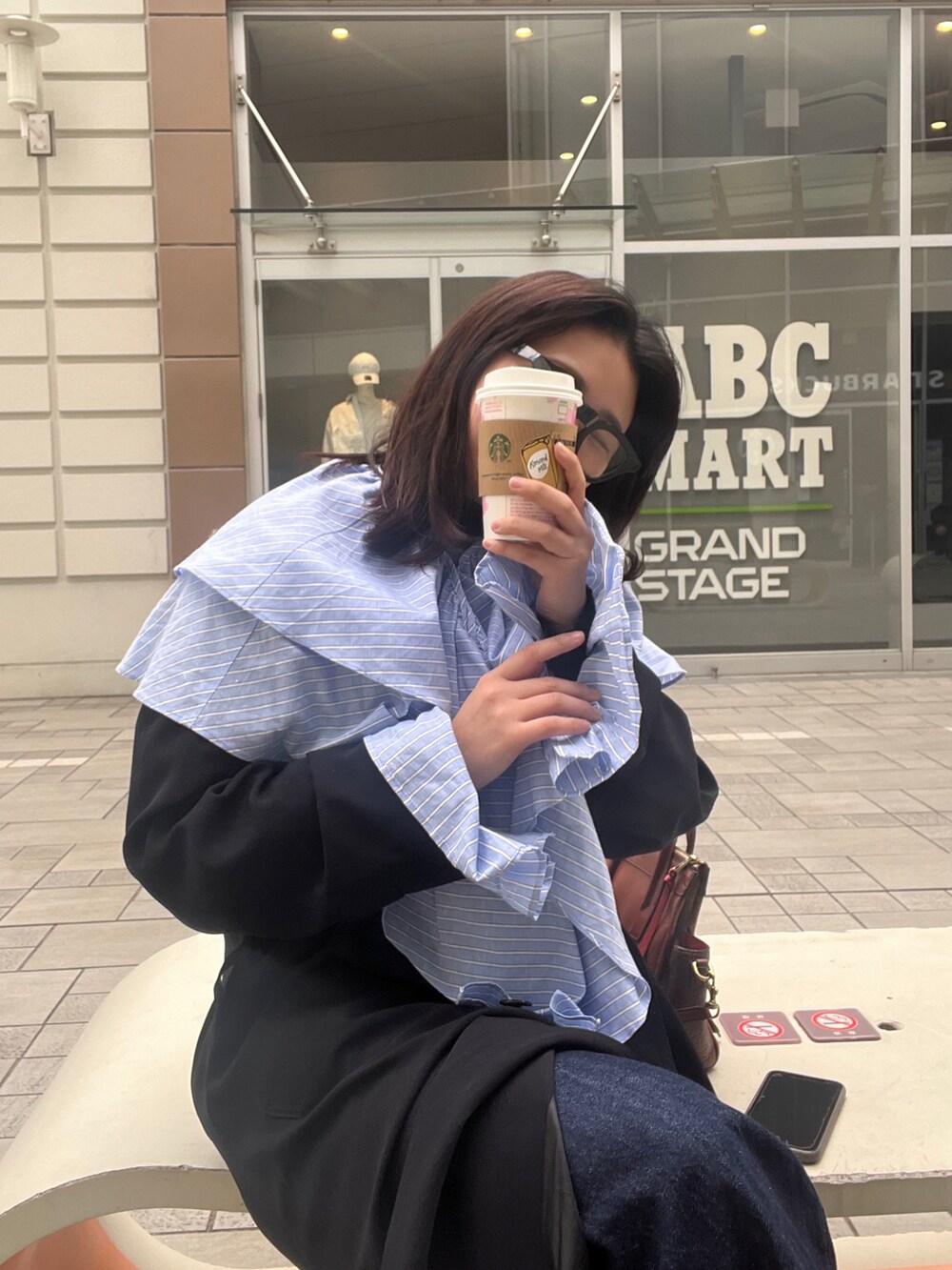 「春服みてみて、ブラウス、トレンチコート、フリルブラウス、maisonspecial、メゾンスペシャル、スターバックス、ブルー、カフェコーデ、ストライプ、デニム、sy_ootd、instagram:sh_u41z、フォロー、イイネ、お気に入り登録お願いします♡」｜「MAISON SPECIALのマルチラッフルカラーブラウス【MAISON SPECIAL/メゾンスペシャル】（シャツ/ブラウス、ブルー系）」を使った、sshuuさん（レディース・153cm）の春コーディネートの2枚目の写真
