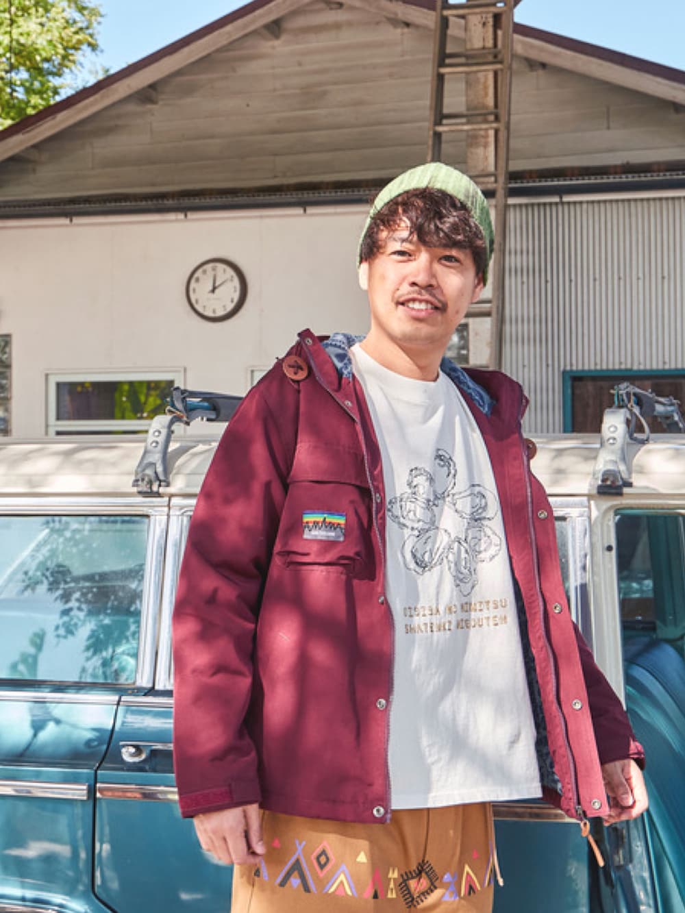 パープル系のその他アウター、ホワイト系のTシャツ/カットソー、ブラウン系のその他パンツを着用したメンズの秋コーディネートの3枚目の写真