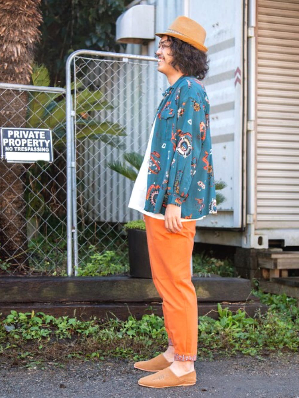 ブルー系のシャツ/ブラウス、オレンジ系のその他パンツ、イエロー系のその他シューズを着用したメンズの春コーディネートの3枚目の写真