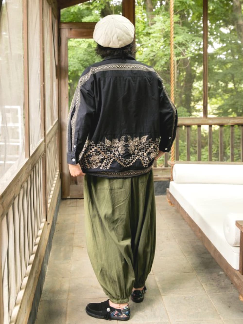 ブラック系のシャツ/ブラウス、グリーン系のその他パンツ、ホワイト系のハンチング/ベレー帽を着用したメンズの秋コーディネートの3枚目の写真