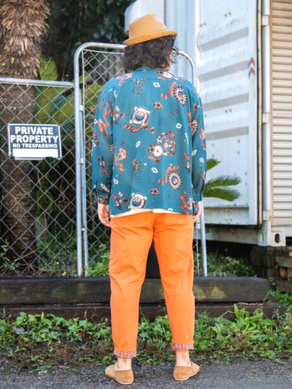 ブルー系のシャツ/ブラウス、オレンジ系のその他パンツ、イエロー系のその他シューズを着用したメンズの春コーディネートの4枚目の写真