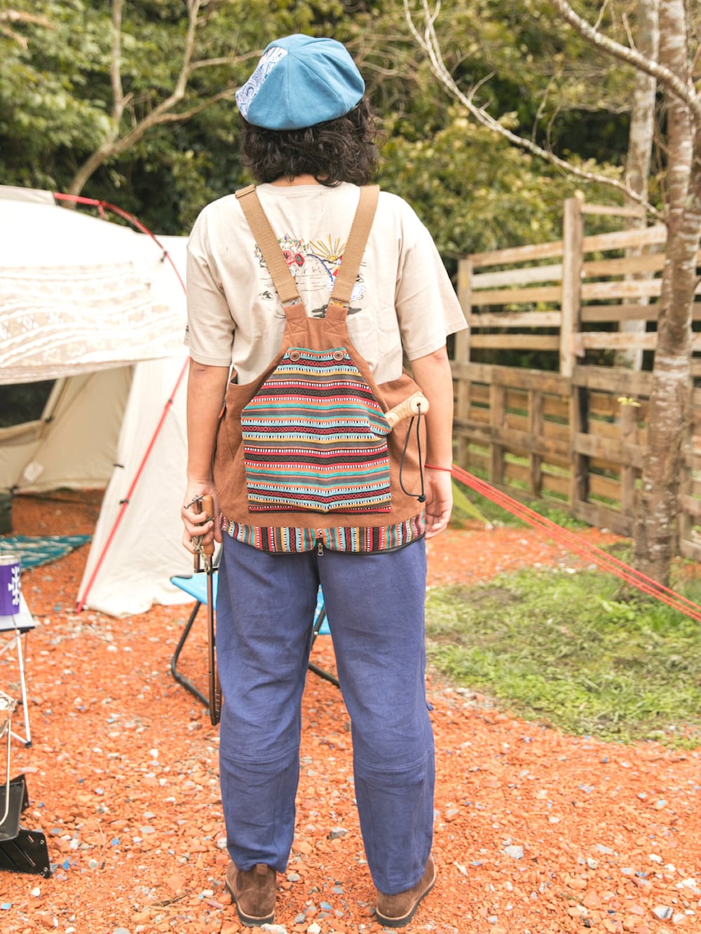 ブラウン系のショルダーバッグ、ベージュ系のTシャツ/カットソー、ブルー系のその他パンツを着用したメンズの春コーディネートの3枚目の写真