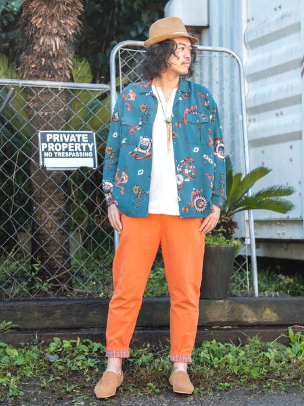 ブルー系のシャツ/ブラウス、オレンジ系のその他パンツ、イエロー系のその他シューズを着用したメンズの春コーディネートの2枚目の写真