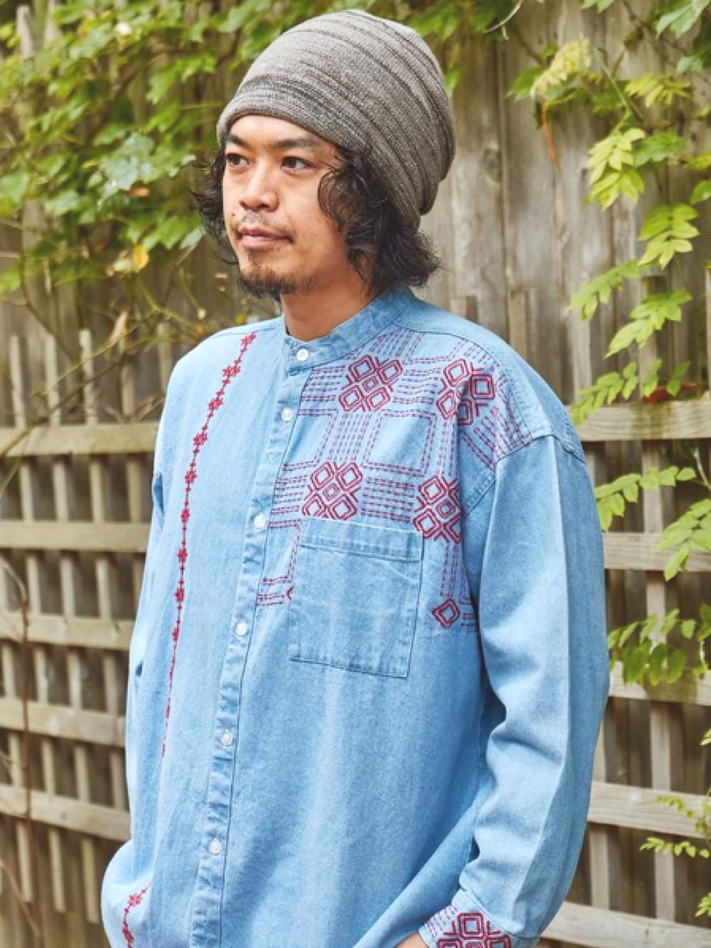 ブルー系のシャツ/ブラウス、ブルー系のデニムパンツ、ベージュ系のニットキャップ/ビーニーを着用したメンズの秋コーディネートの4枚目の写真