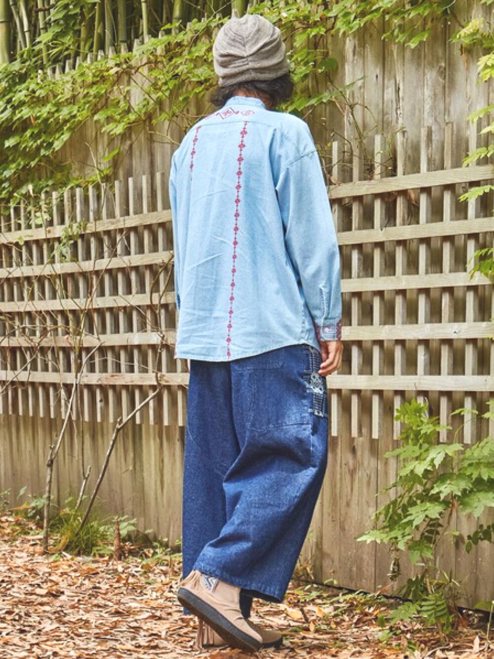 ブルー系のシャツ/ブラウス、ブルー系のデニムパンツ、ベージュ系のニットキャップ/ビーニーを着用したメンズの秋コーディネートの3枚目の写真