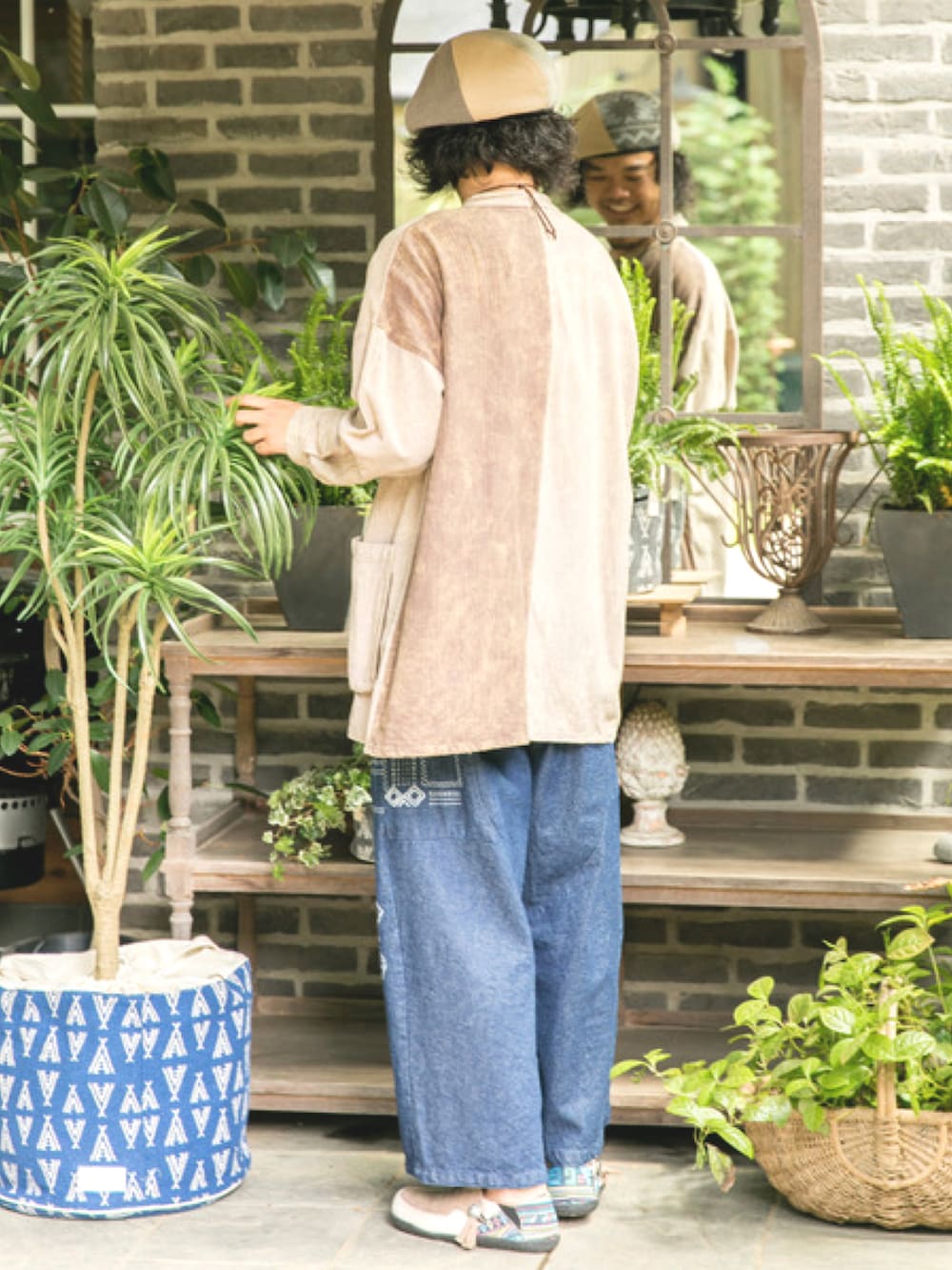 ベージュ系のシャツ/ブラウス、ブルー系のデニムパンツ、ブルー系のドラムバッグを着用したメンズの冬コーディネートの2枚目の写真