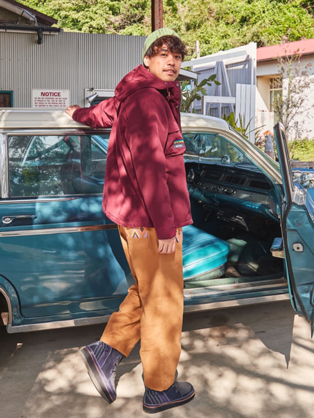 パープル系のその他アウター、ホワイト系のTシャツ/カットソー、ブラウン系のその他パンツを着用したメンズの秋コーディネートの2枚目の写真