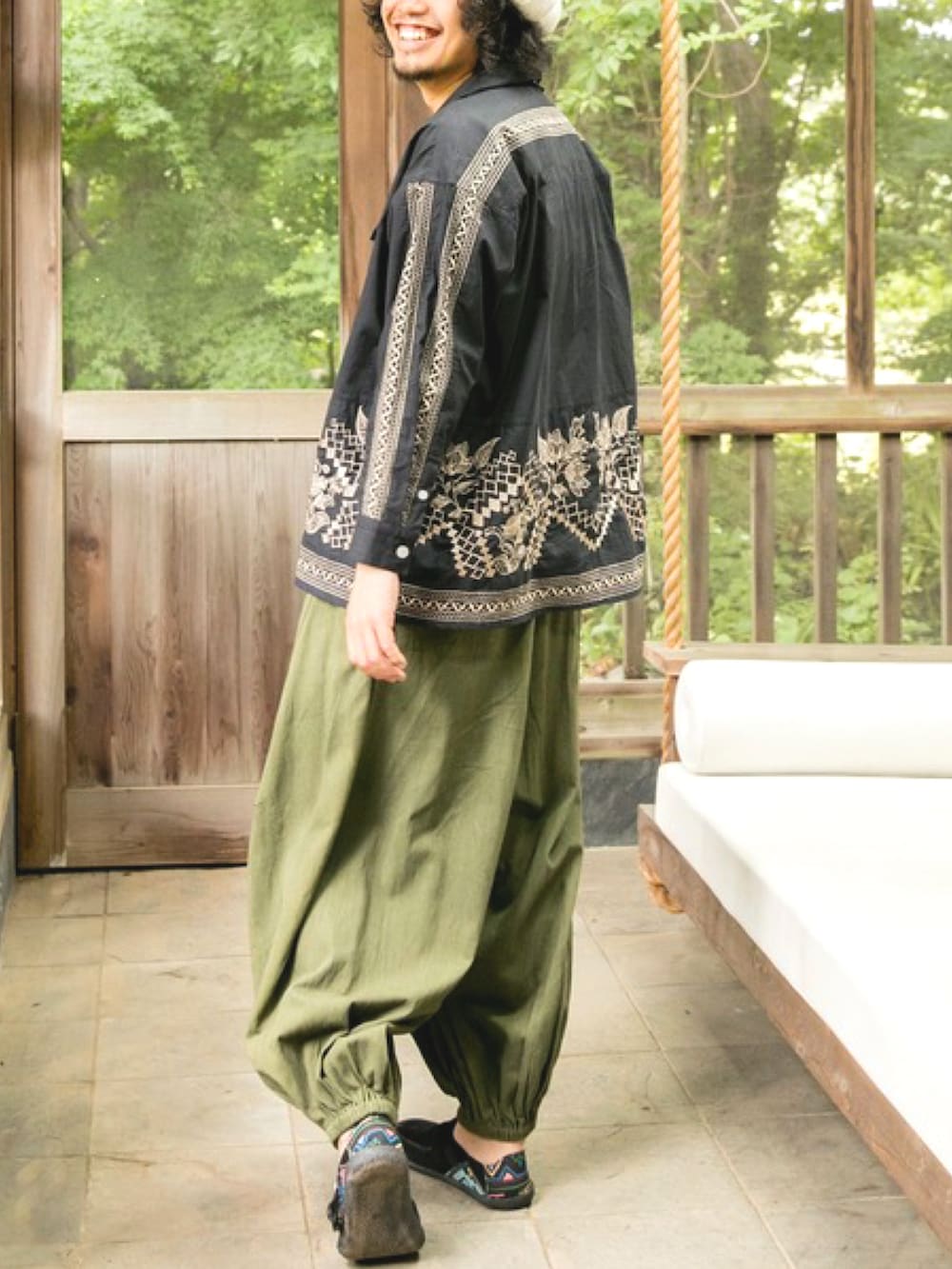 ブラック系のシャツ/ブラウス、グリーン系のその他パンツ、ホワイト系のハンチング/ベレー帽を着用したメンズの秋コーディネートの2枚目の写真