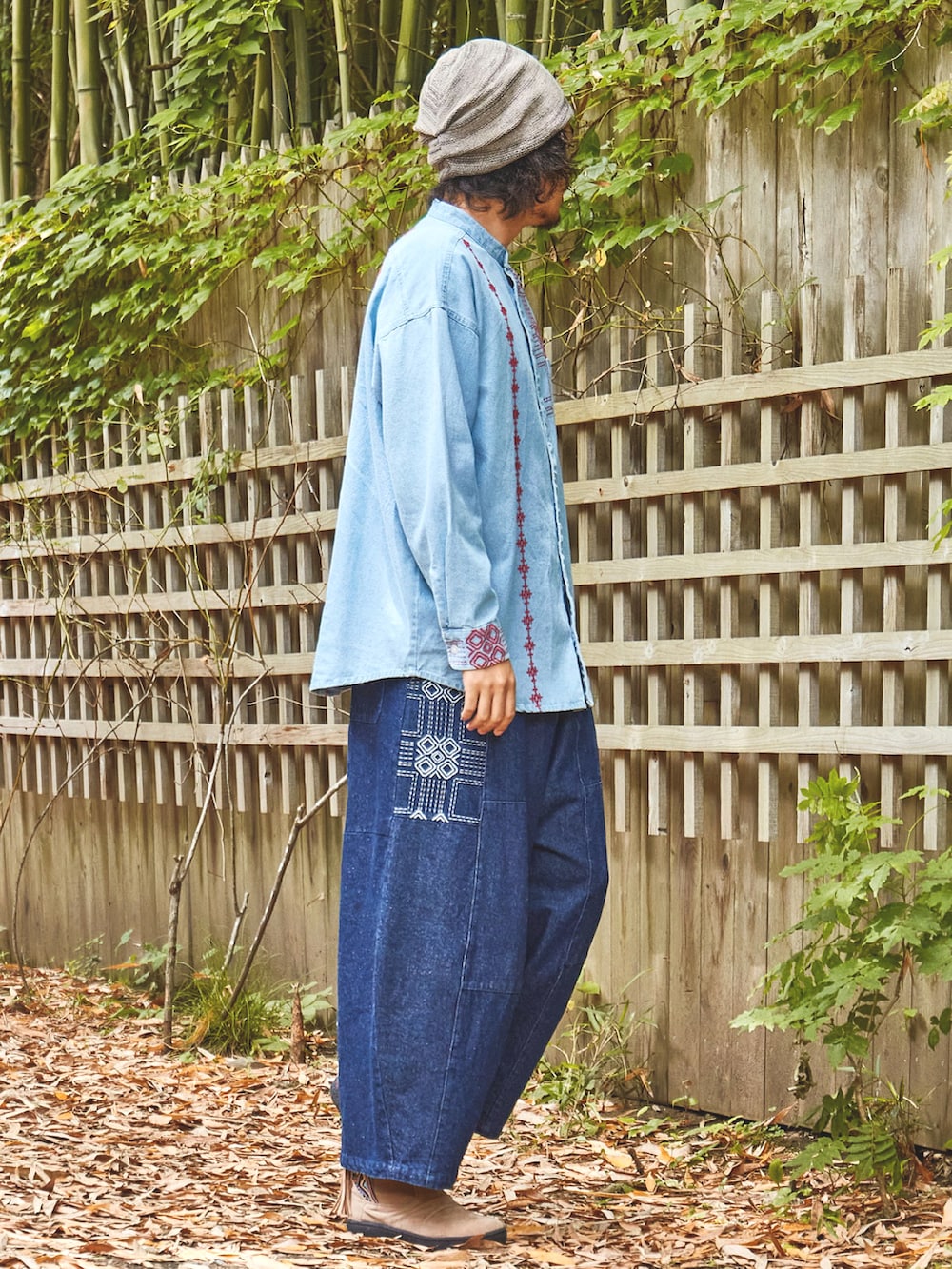 ブルー系のシャツ/ブラウス、ブルー系のデニムパンツ、ベージュ系のニットキャップ/ビーニーを着用したメンズの秋コーディネートの2枚目の写真