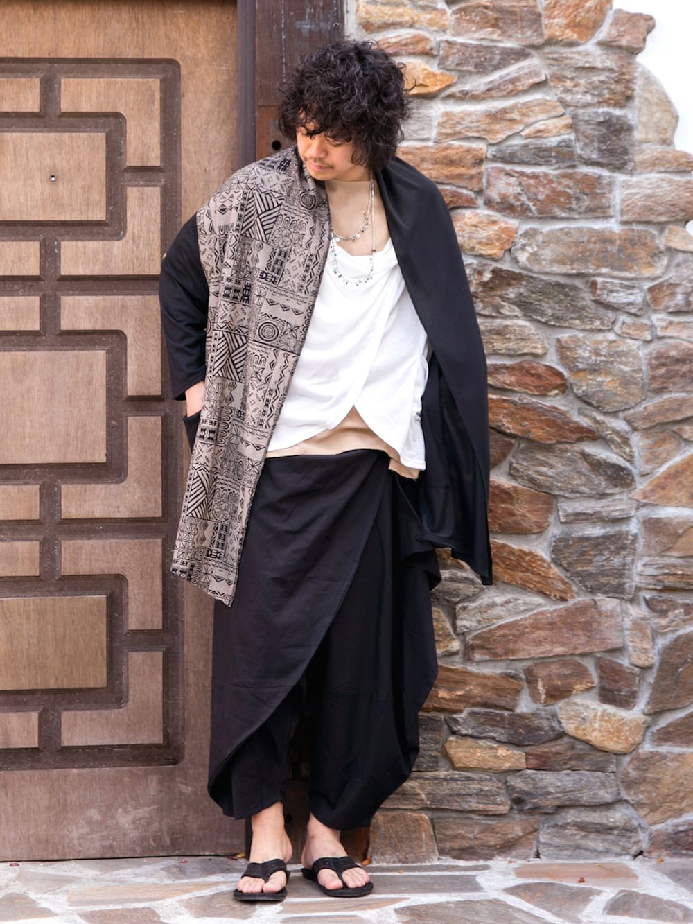 ブラック系のカーディガン/ボレロ、ホワイト系のTシャツ/カットソー、ブラック系のその他パンツを着用したメンズの夏コーディネートの2枚目の写真