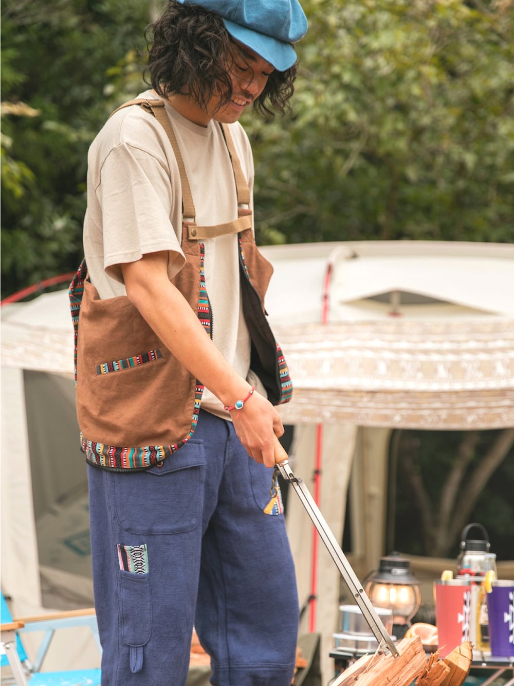 ブラウン系のショルダーバッグ、ベージュ系のTシャツ/カットソー、ブルー系のその他パンツを着用したメンズの春コーディネートの2枚目の写真