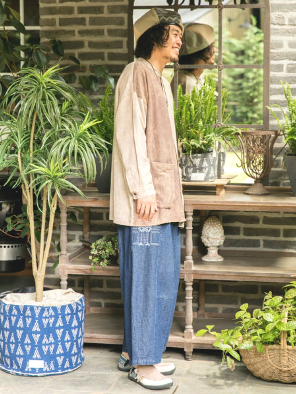 ベージュ系のシャツ/ブラウス、ブルー系のデニムパンツ、ブルー系のドラムバッグを着用したメンズの冬コーディネートの3枚目の写真