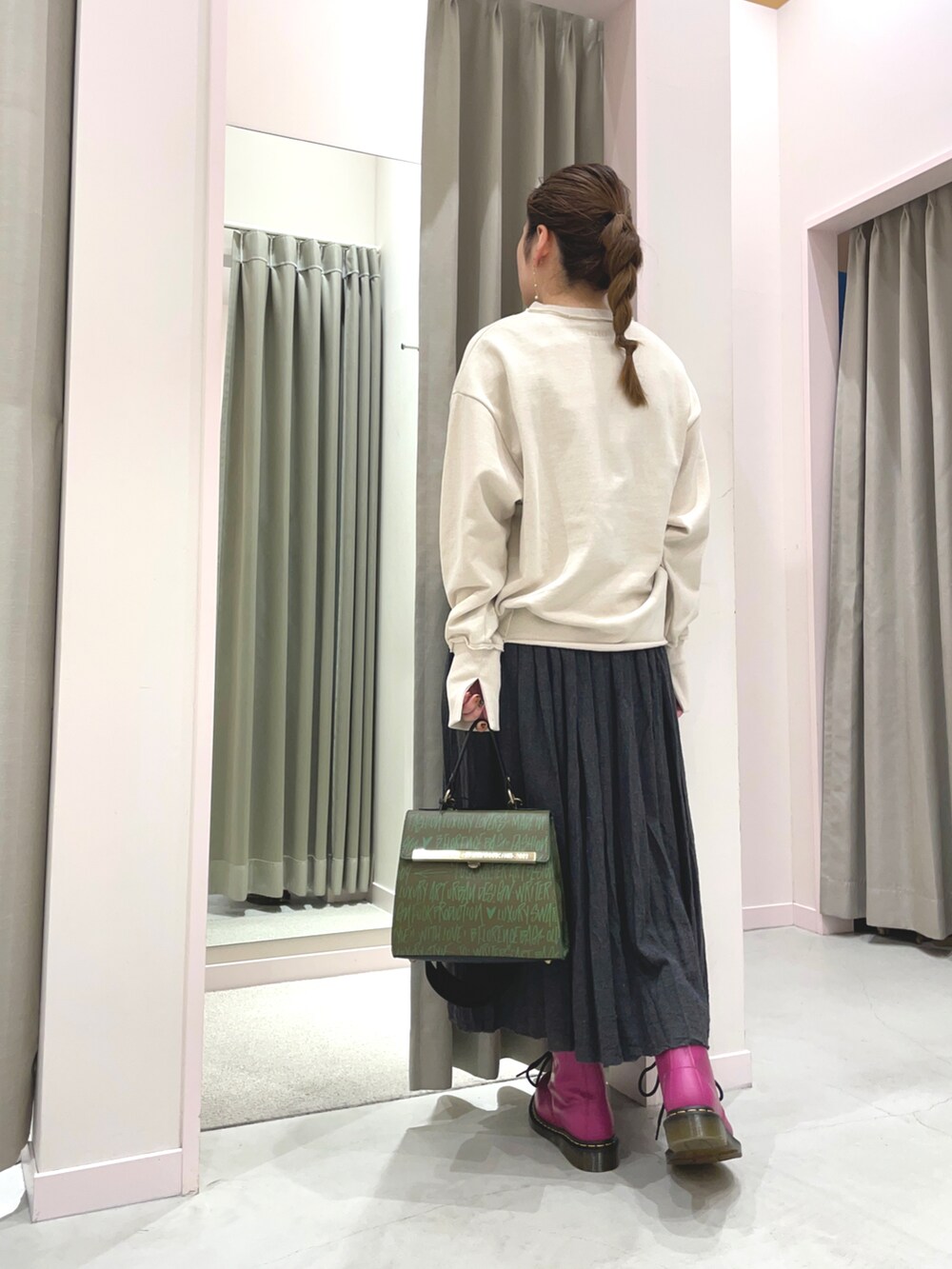 「Dr.Martens、ピンクブーツ、フレアスカート、プリーツスカート、バッグ、スウェットトップス、スカートコーデ、ブーツコーデ、三つ編み+αのアレンジ、三つ編み、低身長コーデ、低身長女子」|「ENTOのアイテム(スウェット、ホワイト系)」を使った、yukkoさん(レディース・155cm)の冬コーディネートの2枚目の写真