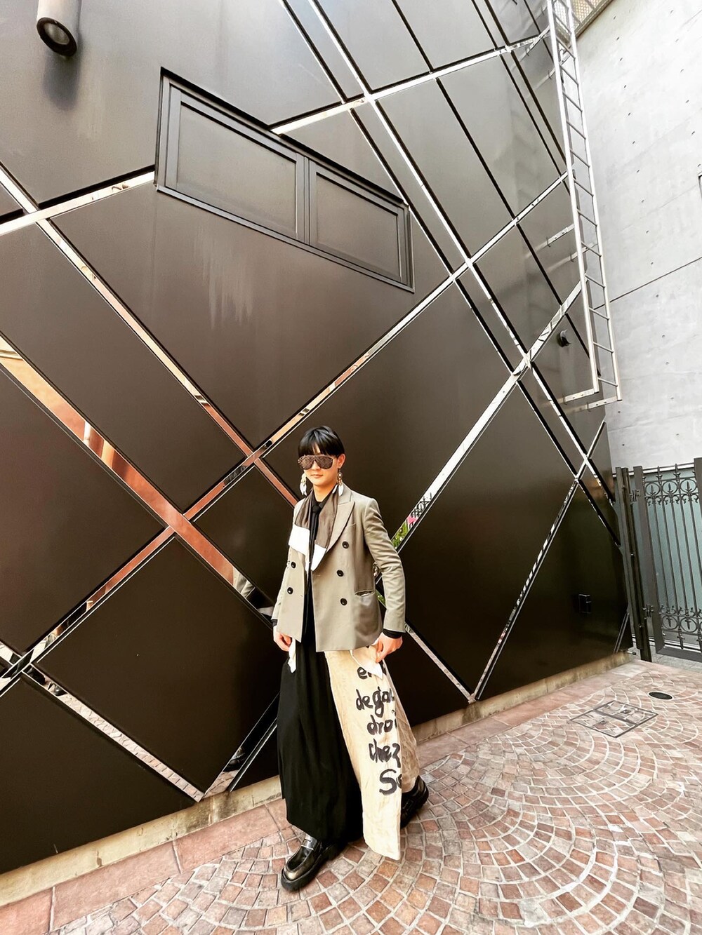 「休日コーデ、はるコーデ、大人カジュアル、ブラック、モード、ヨウジヤマモト、サカイ、yohjiyamamoto」｜「FENDIのアイテム（サングラス、ベージュ系）」を使った、wサメ握り一貫さん（メンズ・178cm）の冬コーディネートの2枚目の写真