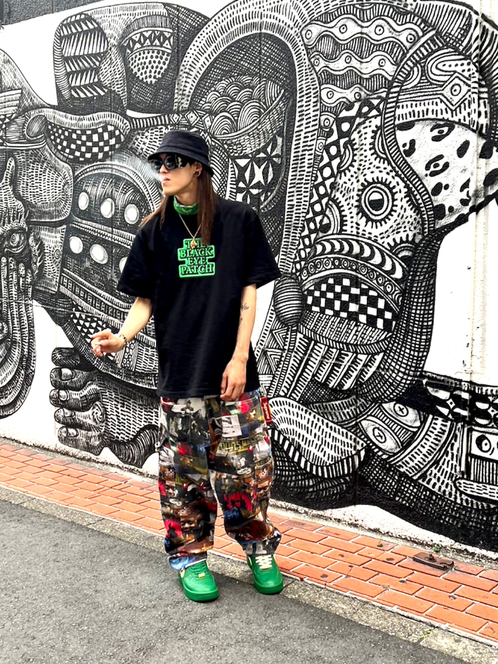 ブラック系のTシャツ/カットソー、その他のデニムパンツ、グリーン系のスニーカーを着用したメンズの冬コーディネートの2枚目の写真