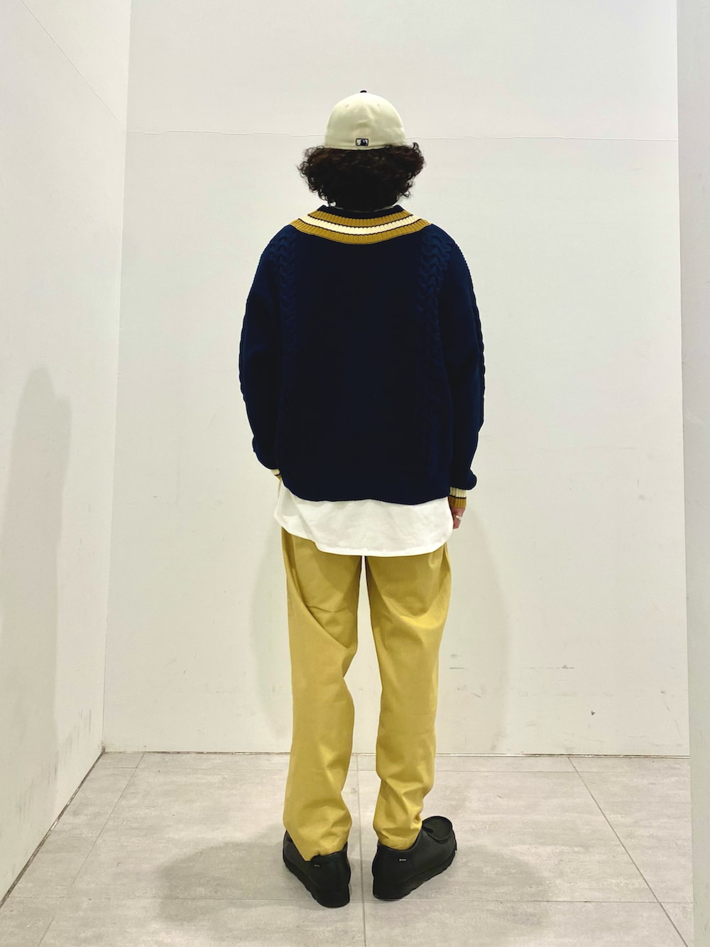 ブルー系のニット/セーター、ベージュ系のその他パンツを着用したメンズの夏コーディネートの2枚目の写真