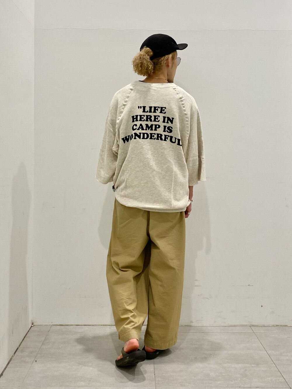 ホワイト系のスウェットを着用したメンズの夏コーディネートの2枚目の写真