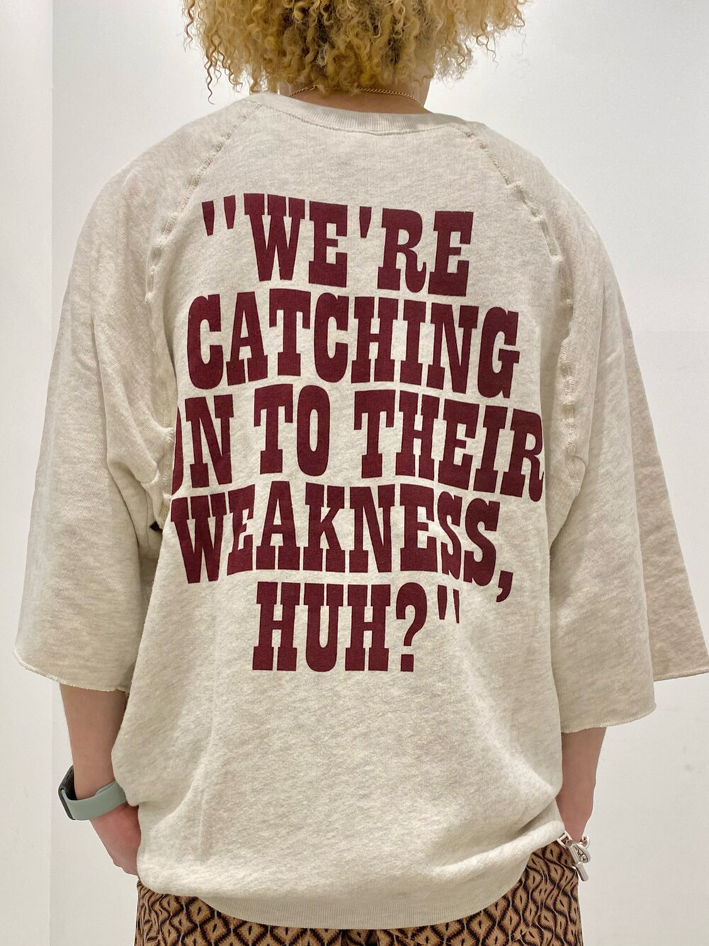 ホワイト系のTシャツ/カットソー、ベージュ系のその他パンツを着用したメンズの春コーディネートの4枚目の写真