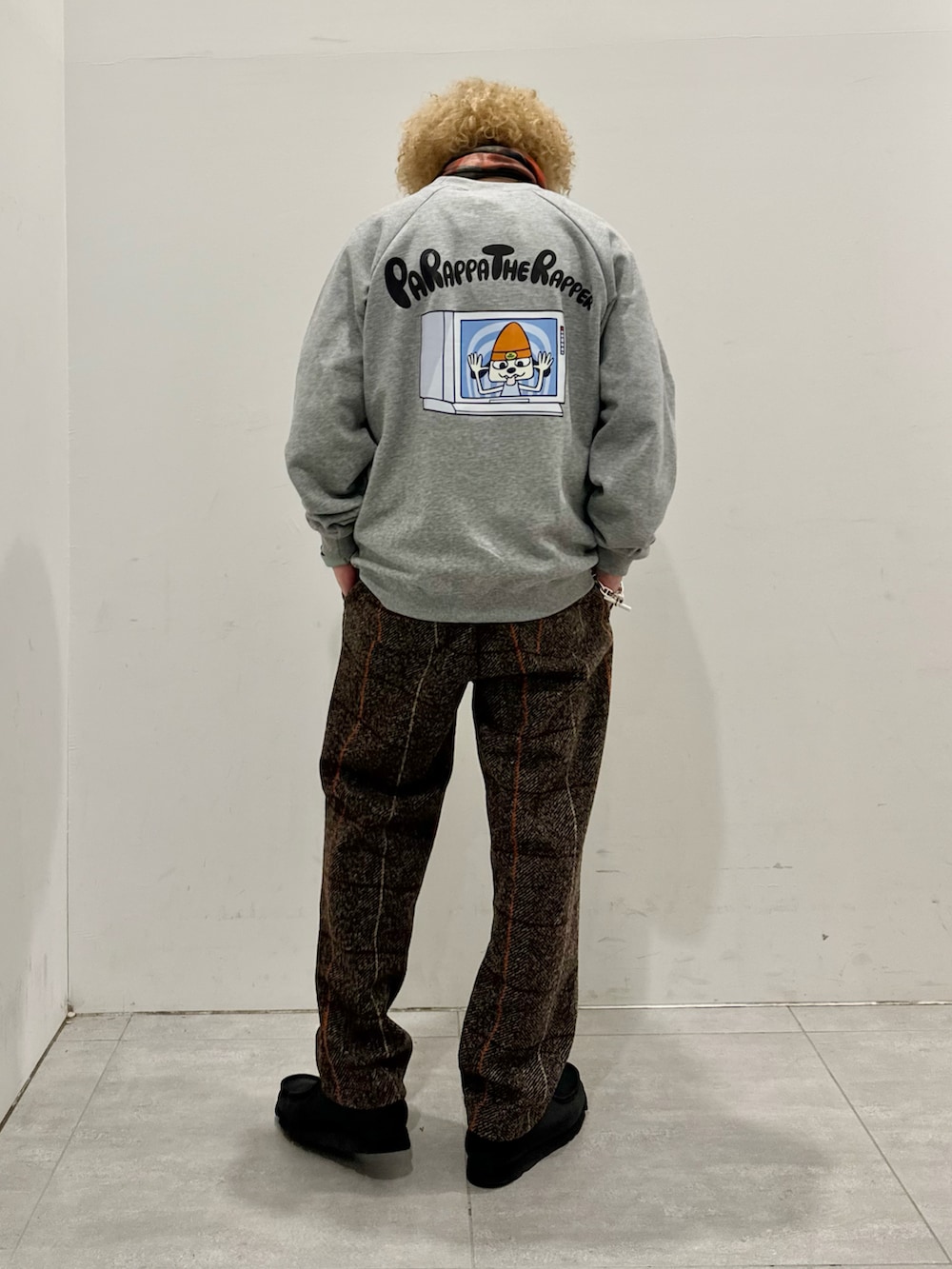 ブラック系のダウンジャケット/コート、グレー系のスウェット、ベージュ系のその他パンツを着用したメンズの冬コーディネートの3枚目の写真