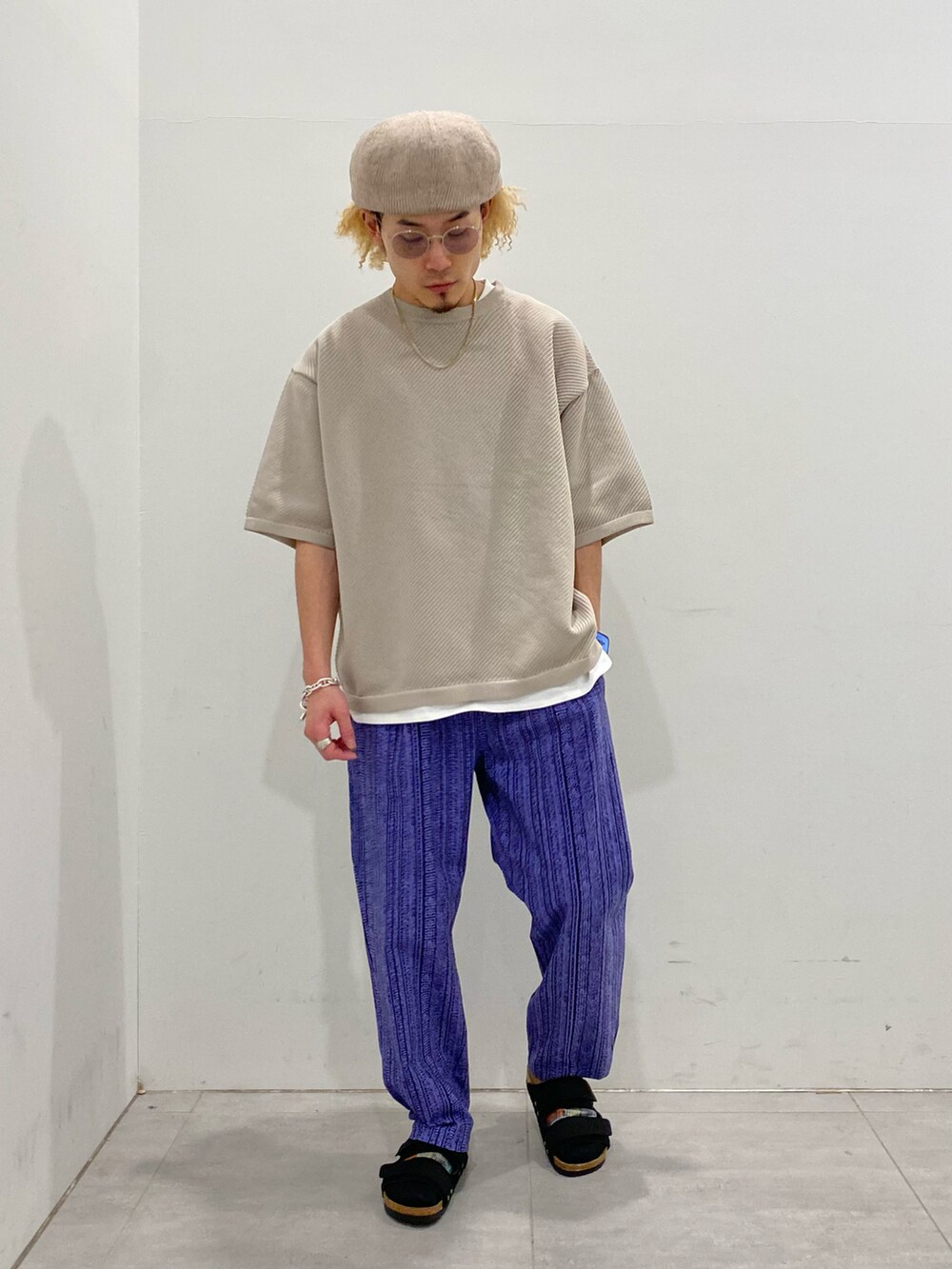 ベージュ系のTシャツ/カットソー、パープル系のその他パンツ、ブラック系のサンダルを着用したメンズの夏コーディネートの2枚目の写真