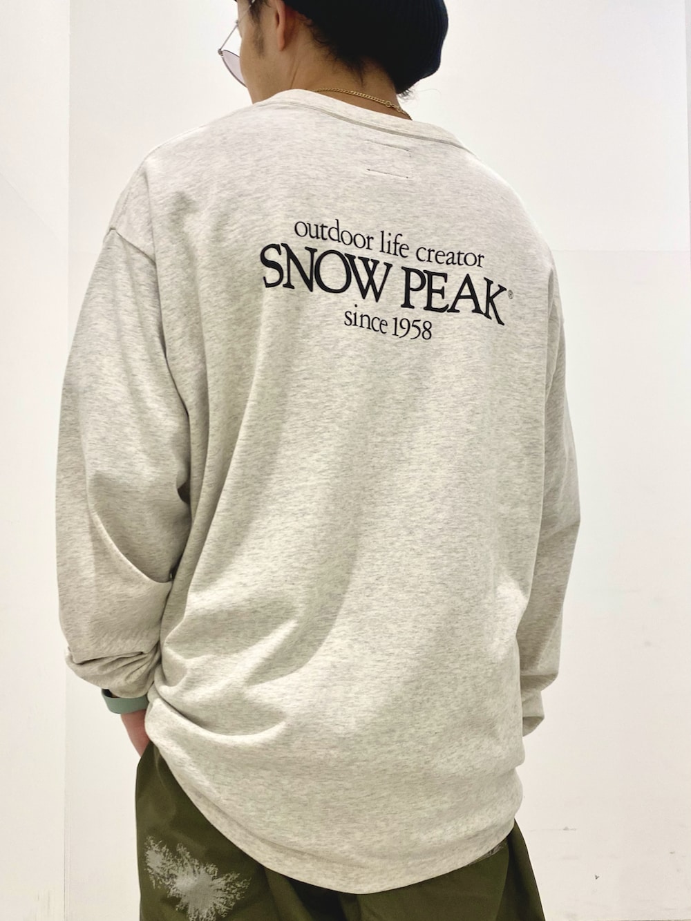 ホワイト系のTシャツ/カットソー、グリーン系のその他パンツを着用したメンズの夏コーディネートの3枚目の写真