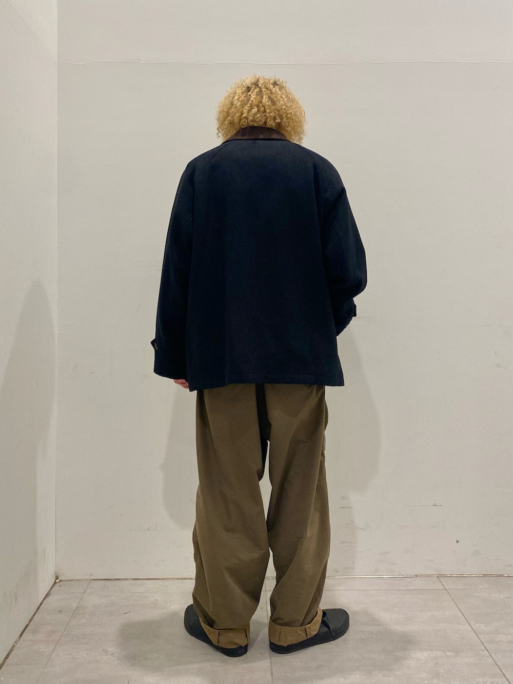 ブルー系のブルゾン、グレー系のスウェットを着用したメンズの秋コーディネートの2枚目の写真