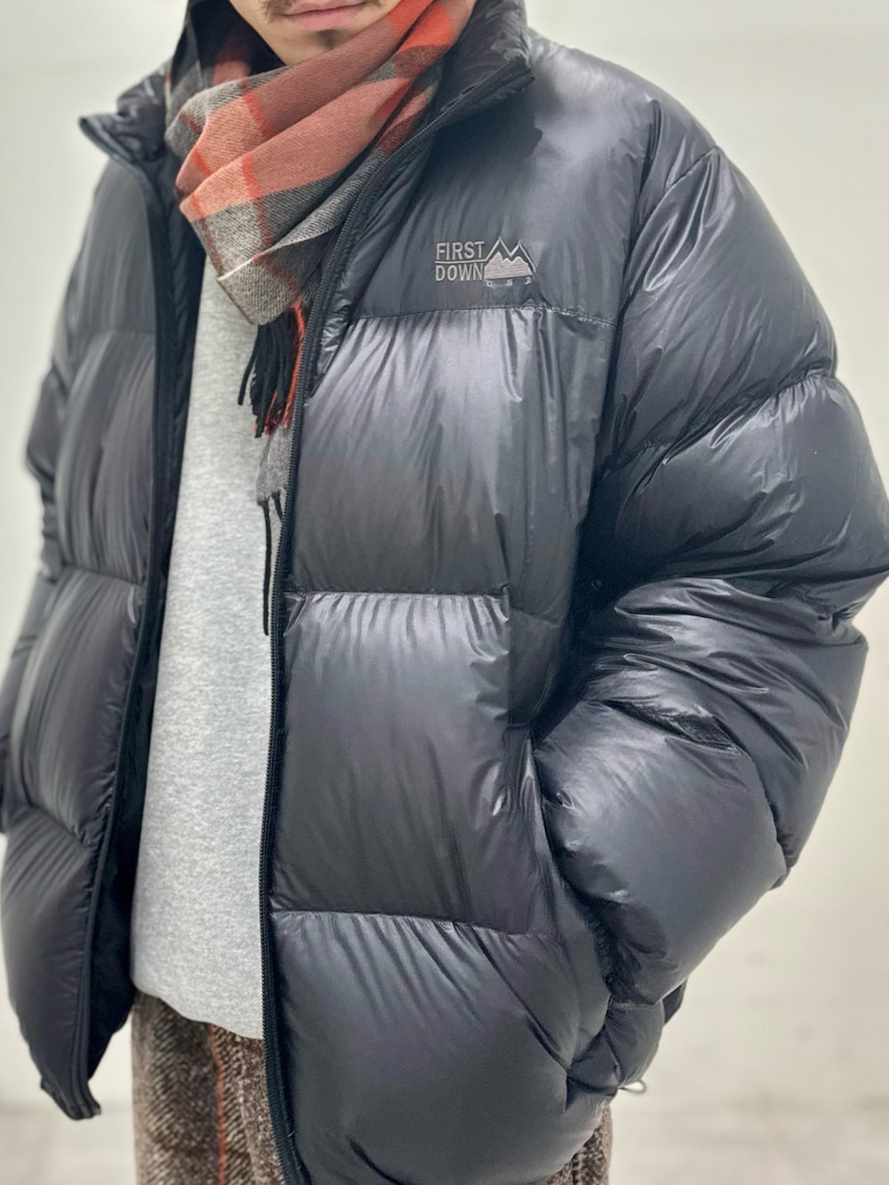 ブラック系のダウンジャケット/コート、グレー系のスウェット、ベージュ系のその他パンツを着用したメンズの冬コーディネートの2枚目の写真