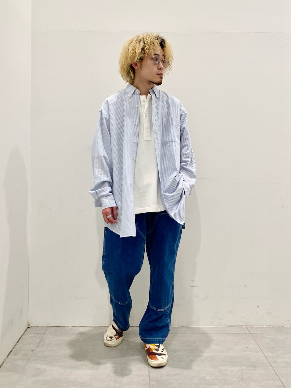 ブルー系のシャツ/ブラウス、ホワイト系のTシャツ/カットソー、ブルー系のデニムパンツを着用したメンズの春コーディネートの2枚目の写真