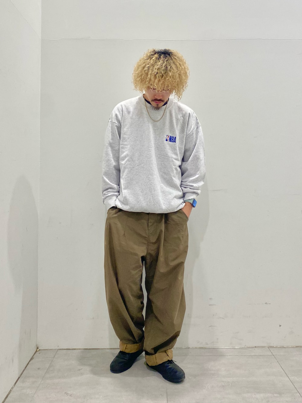 ブルー系のブルゾン、グレー系のスウェットを着用したメンズの秋コーディネートの3枚目の写真