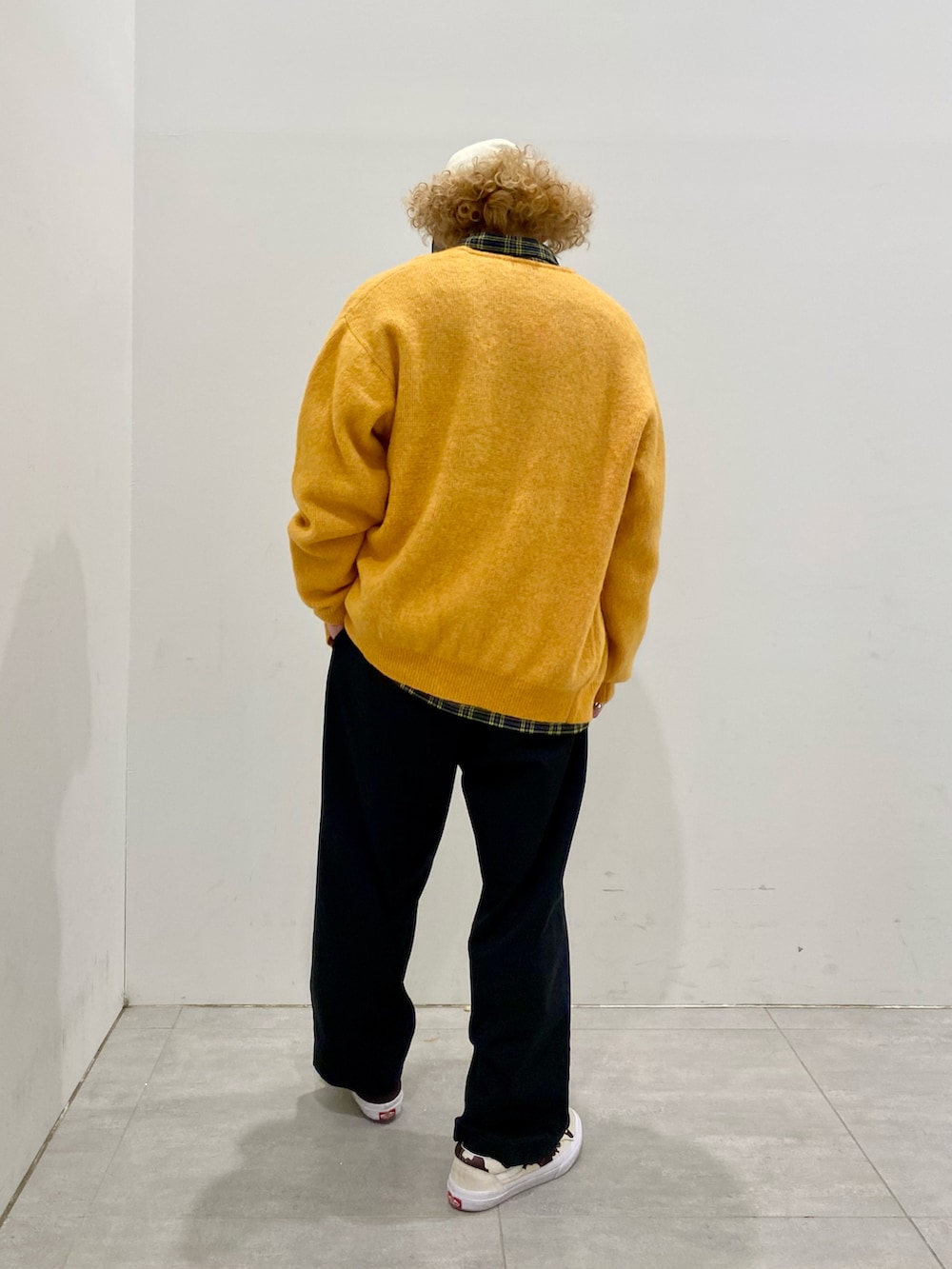 イエロー系のカーディガン/ボレロ、ブルー系のシャツ/ブラウスを着用したメンズの冬コーディネートの2枚目の写真