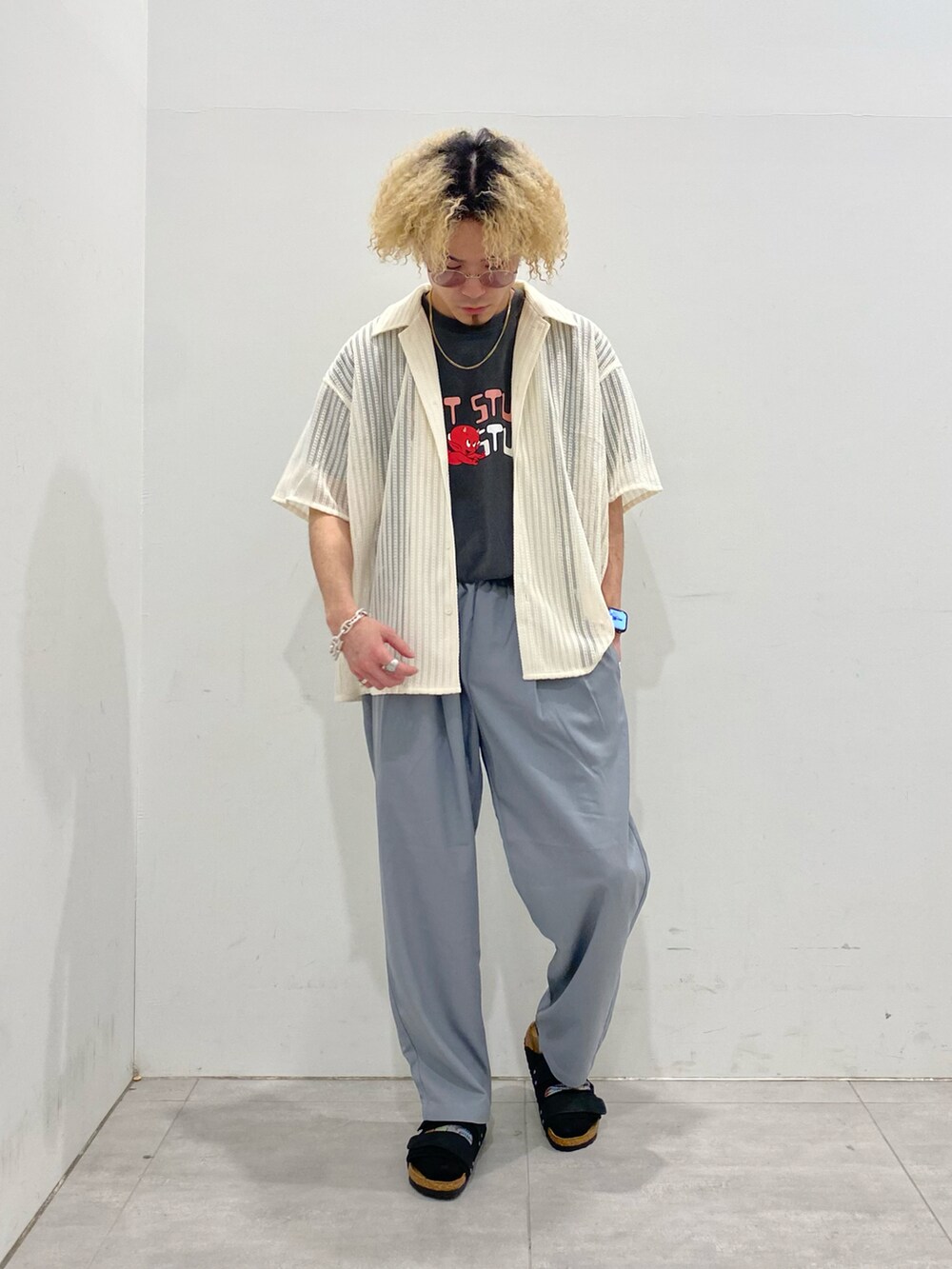 ホワイト系のシャツ/ブラウス、ブラック系のTシャツ/カットソー、ブルー系のスラックスを着用したメンズの春コーディネートの2枚目の写真