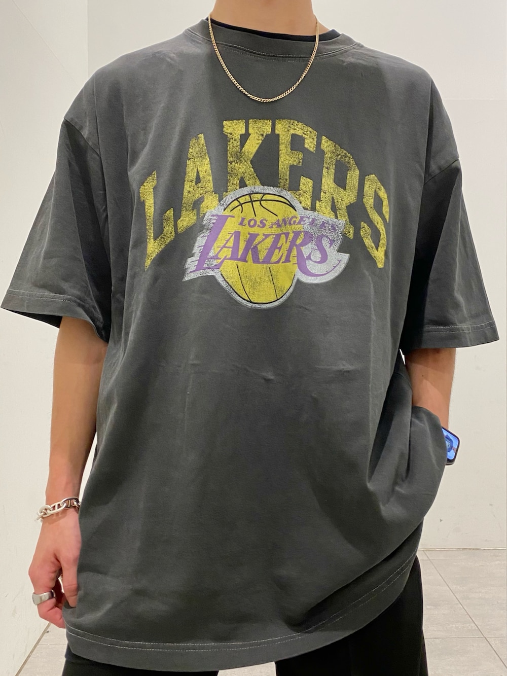 ブラック系のTシャツ/カットソー、ブラック系のその他パンツを着用したメンズの夏コーディネートの2枚目の写真