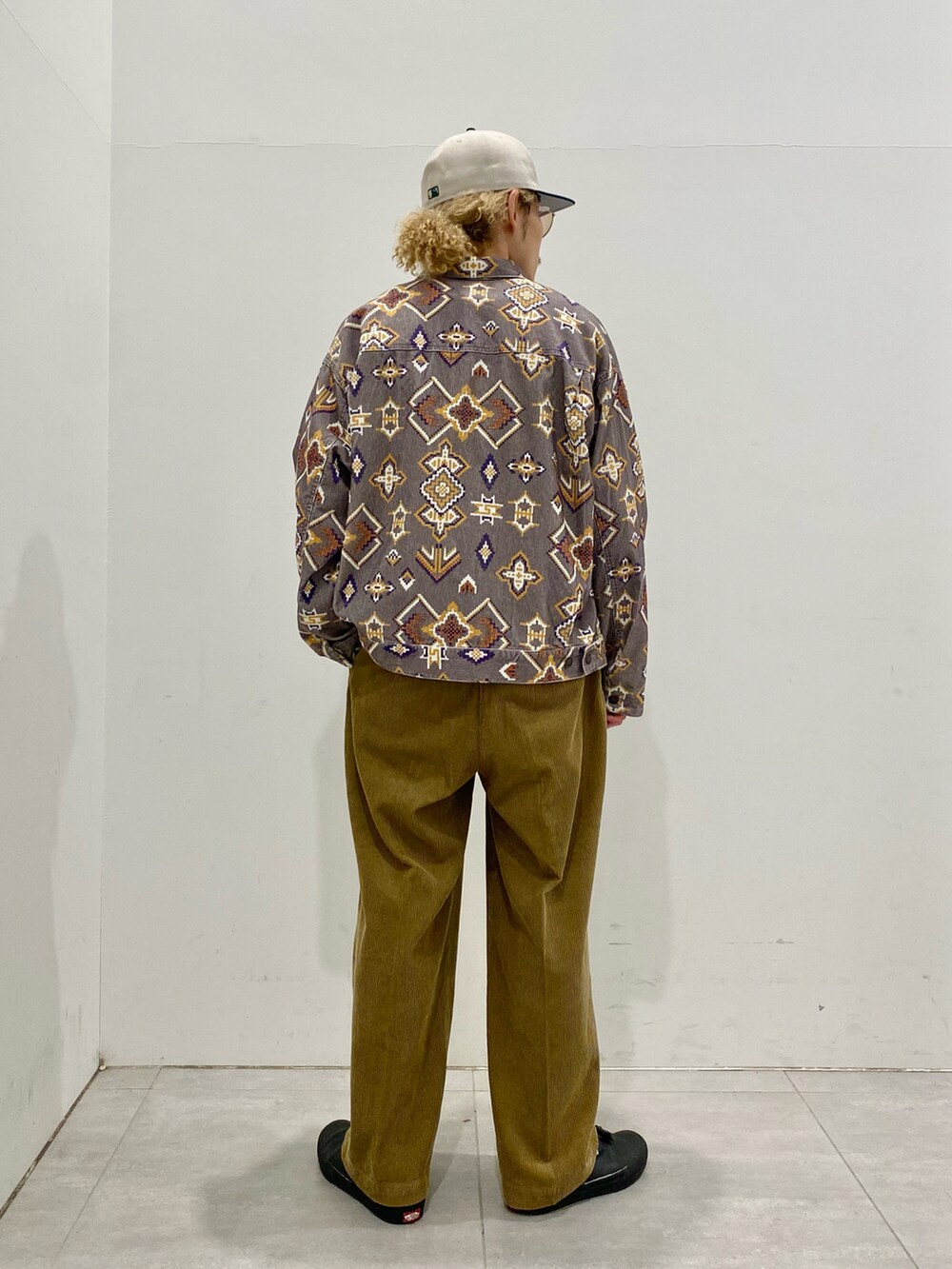 グレー系のその他アウター、イエロー系のスラックスを着用したメンズの秋コーディネートの2枚目の写真