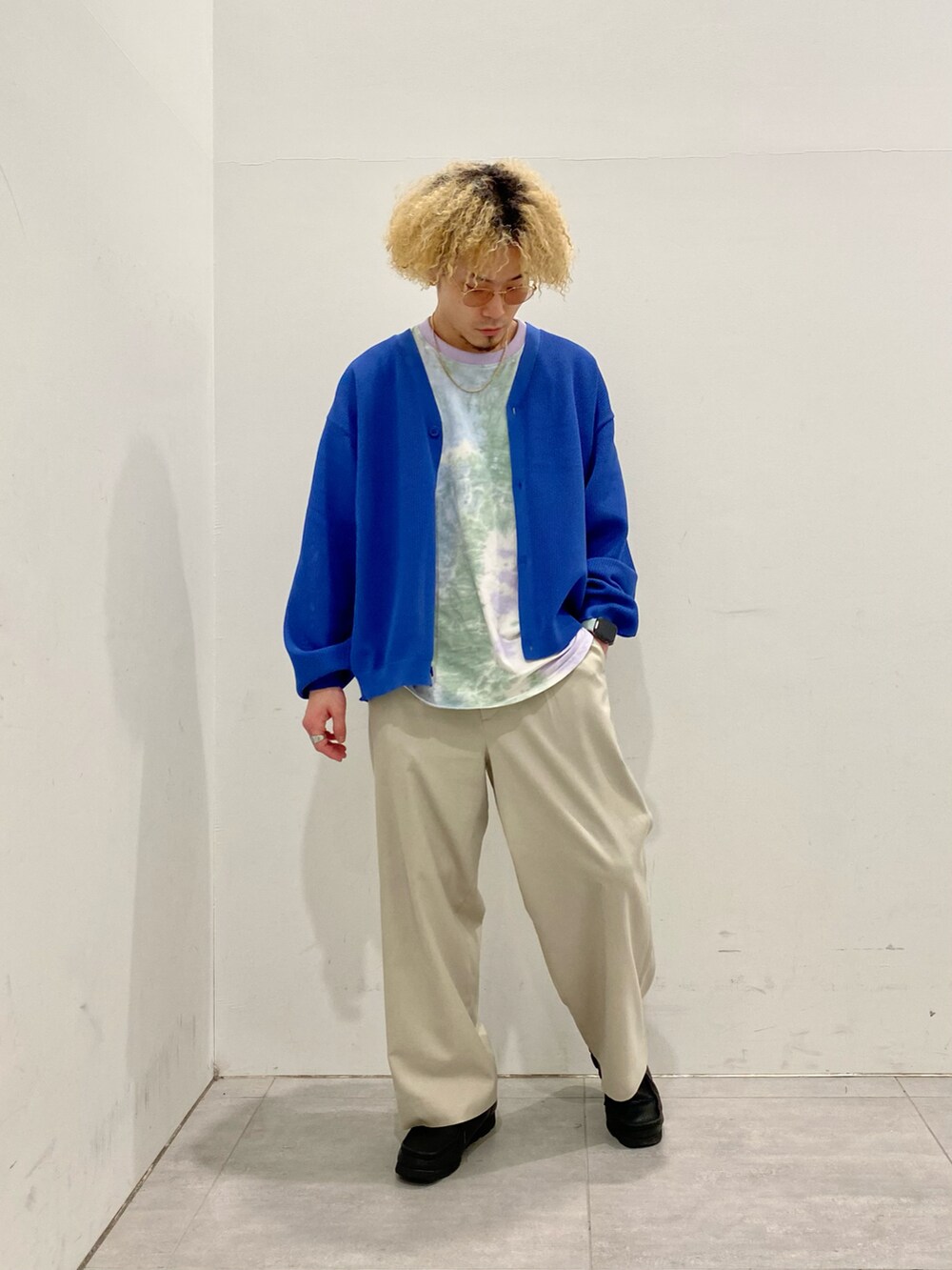 ブルー系のカーディガン/ボレロを着用したメンズの春コーディネートの2枚目の写真