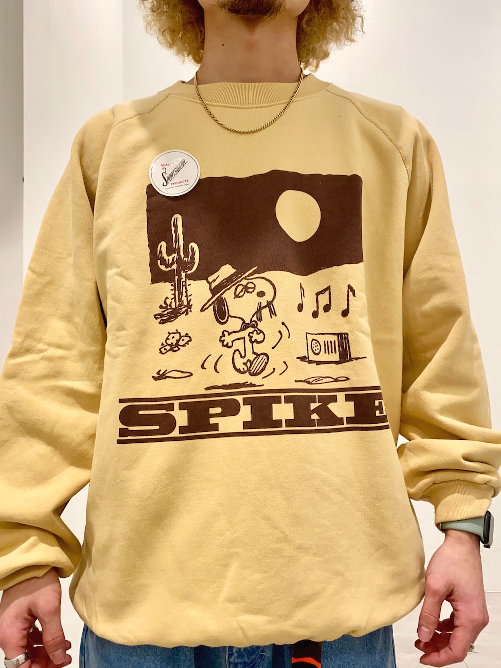 イエロー系のスウェットを着用したメンズの冬コーディネートの2枚目の写真