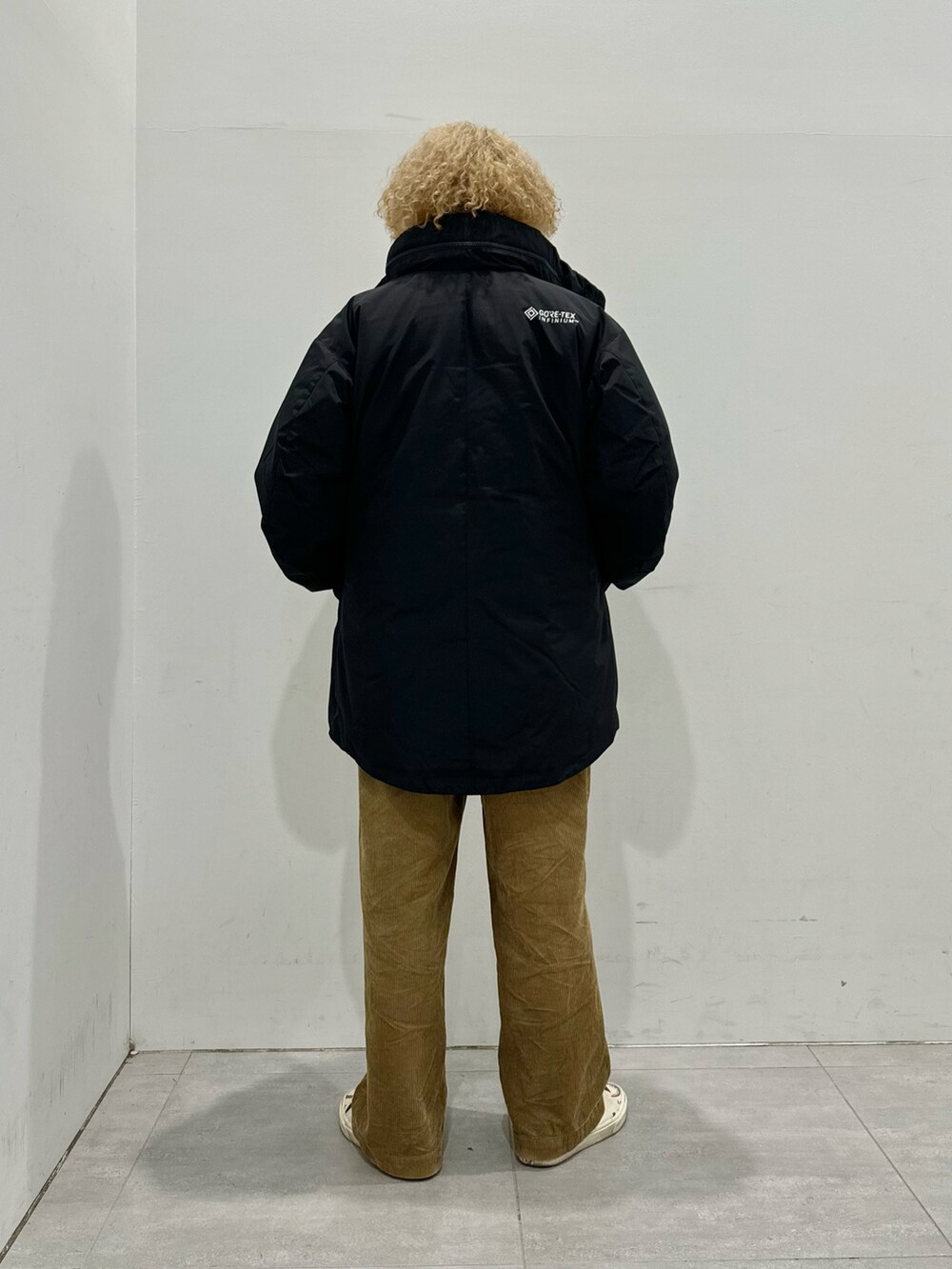 「オトナカジュアル、冬アウター、レイヤードスタイル、ビッグシルエット、ミリタリー、スラックス、休日スタイル、メガネ男子、ストリート、デニム、ダウンジャケット、コーデュロイ」｜「+phenixの【+phenix / プラスフェニックス】別注 GORE-TEX ショート ダウンコート（ダウンジャケット/コート、ブラック系）」を使った、kobaさん（メンズ・170cm）の秋コーディネートの3枚目の写真