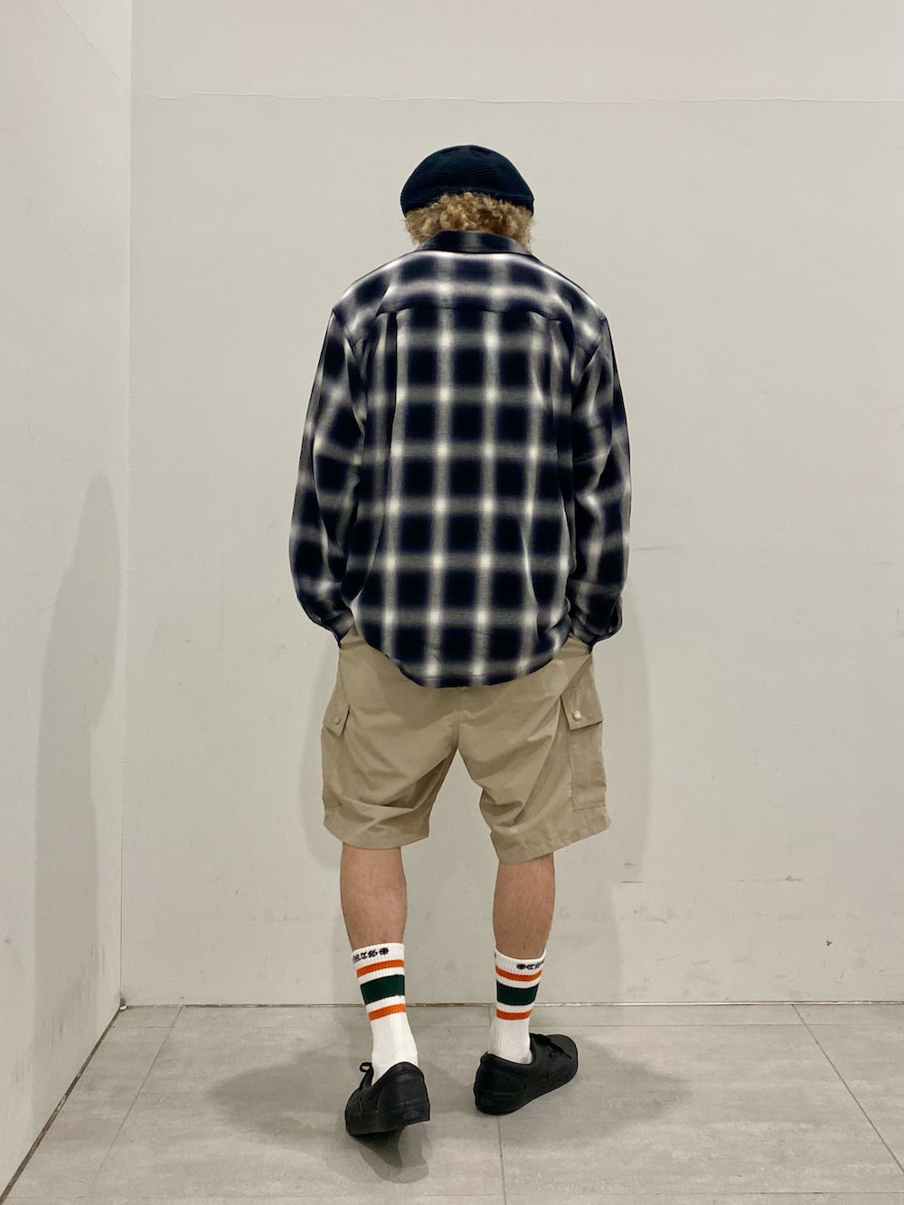 ブラック系のシャツ/ブラウス、ホワイト系のTシャツ/カットソー、ベージュ系のその他パンツを着用したメンズの夏コーディネートの3枚目の写真