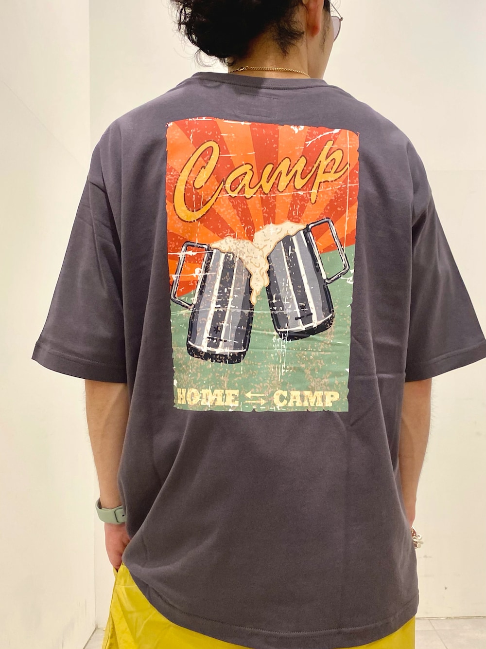 ブラック系のTシャツ/カットソー、イエロー系のその他パンツを着用したメンズの夏コーディネートの3枚目の写真